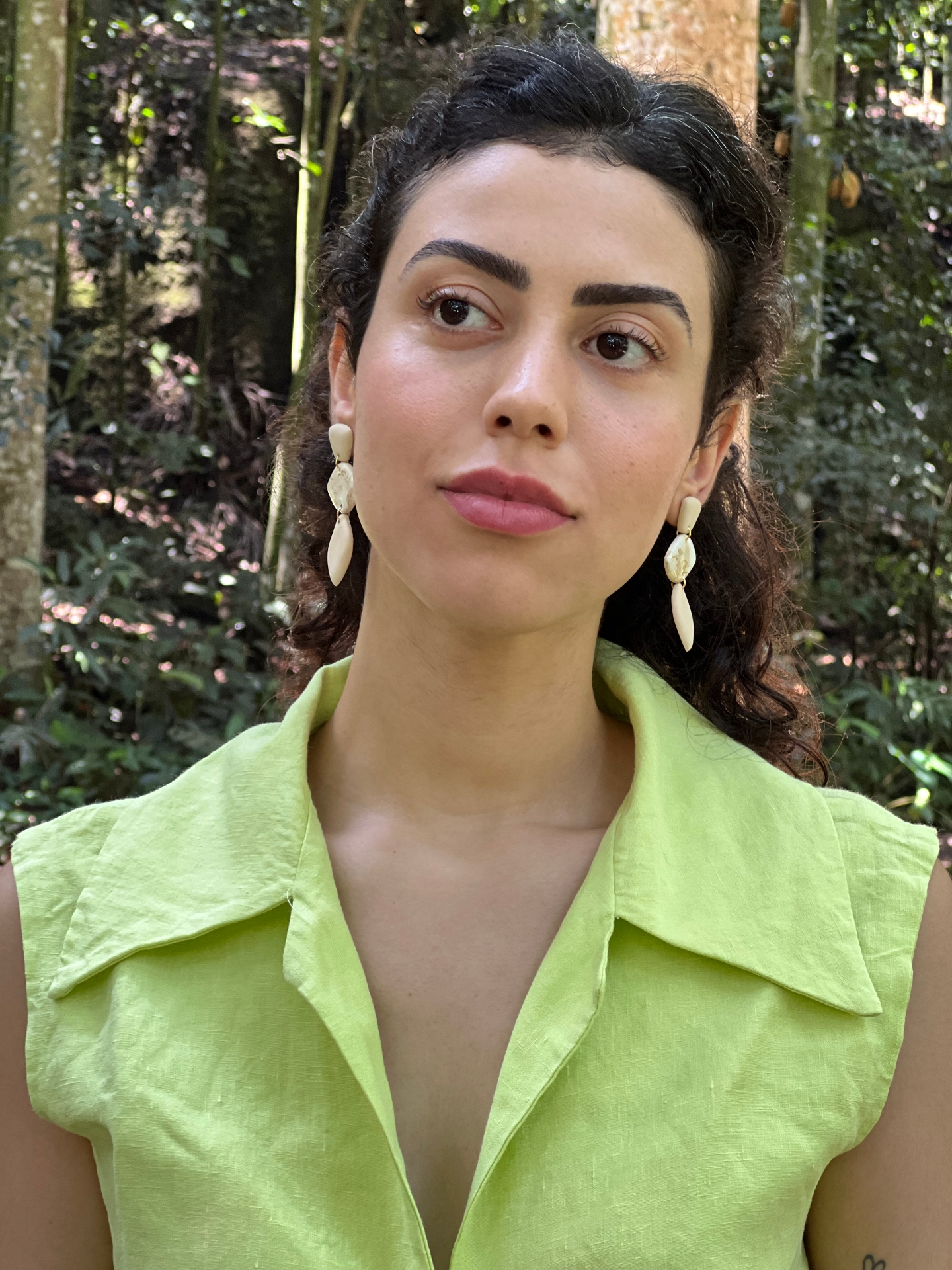 Retrato de Marianna em ambiente natural